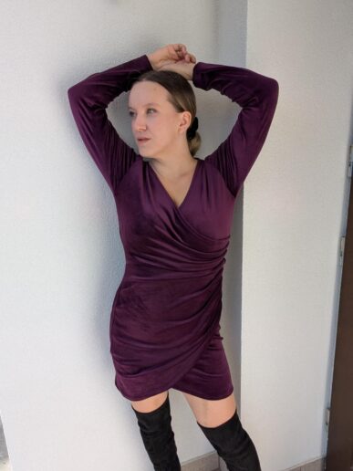 Sukienka welurowa z marszczeniem - śliwkowa