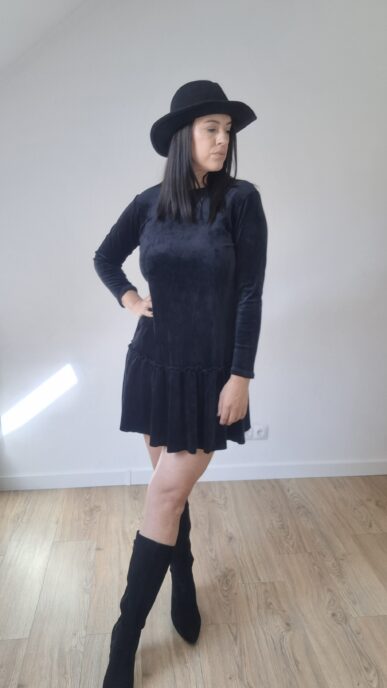 Sukienka welurowa z falbanką - czarna