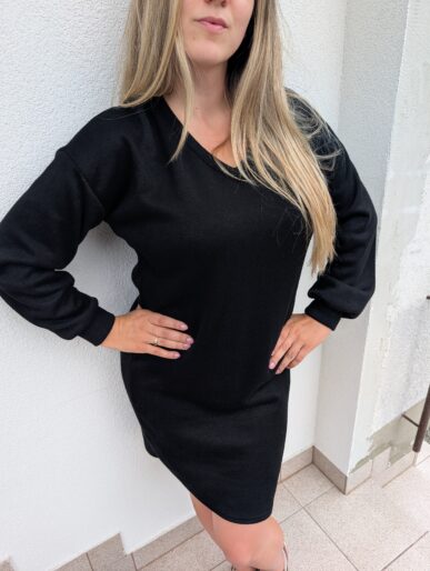 Sukienka sweterkowa w serek - czarna