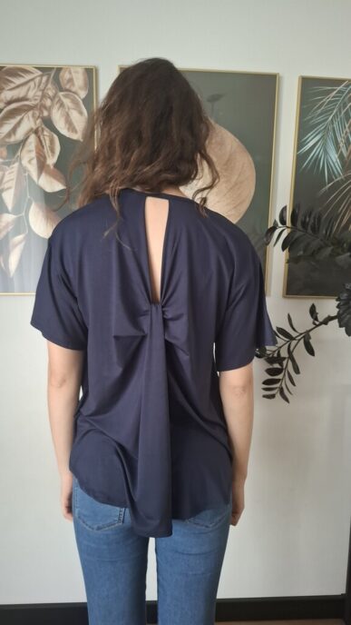 Bluzka z ozdobnymi plecami