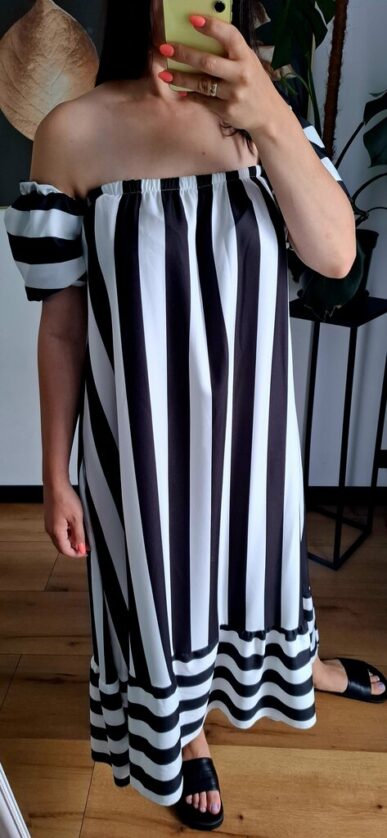 Długa sukienka w pasy