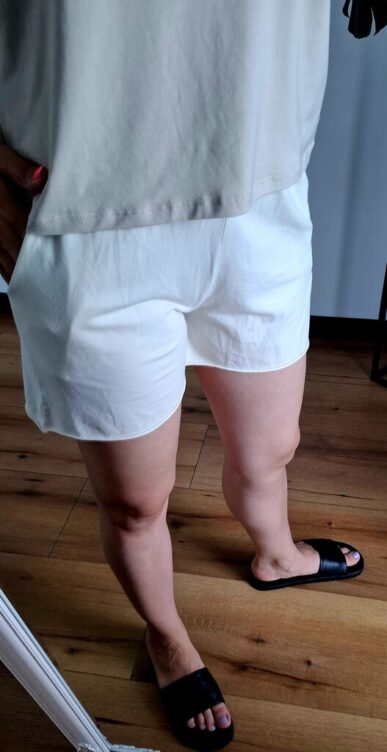 Klasyczne bawełniane szorty kremowe