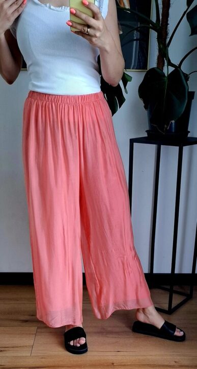 Zwiewne spodnie z domieszką jedwabiu koralowe