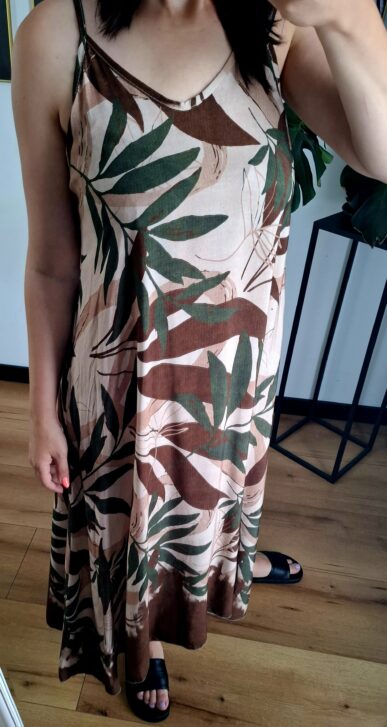 Długa sukienka na szelkach z motywem liści