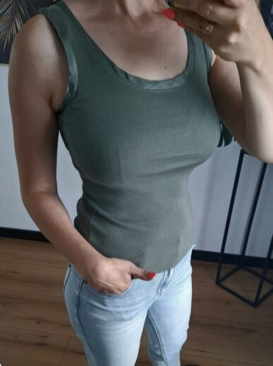 Top bawełniany prążkowany khaki z satynowym wykończeniem