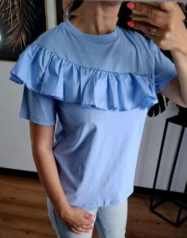 Bluzka bawełniana z falbaną na ramionach błękitna