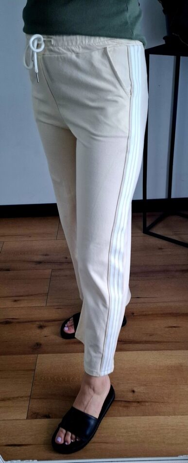 Kremowe spodnie dresowe z lampasem