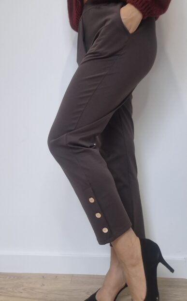 Spodnie z ozdobnymi guzikami