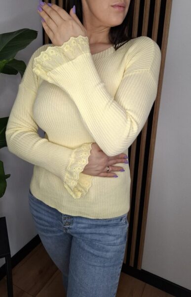 Sweter LIVANS – wiskozowy, zdobione rękawy z koronką żółty