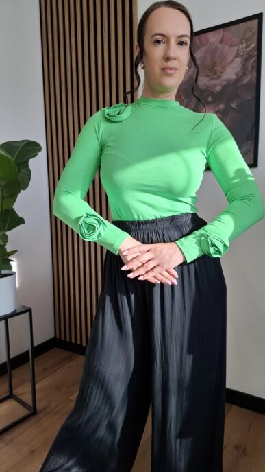 Bawełniana bluzka z różami zielona