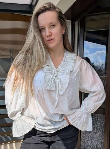 Stylowa koszula z falbanką